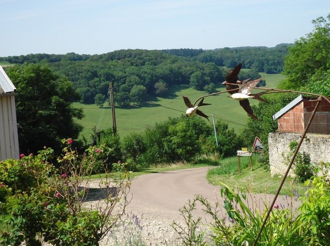 Au cœur de l'Auxois, pays de pierre et de prés, à 500m d'alt., Marcellois est un petit village fleuri de 40 hab à 20 km de l'A6. Route des vins et Dijon (35km), Beaune (50km)

